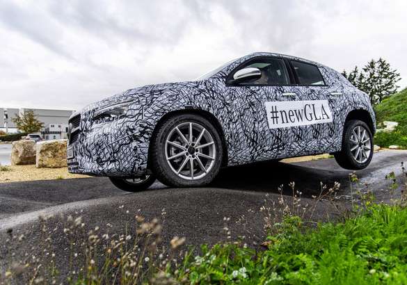 Mercedes выложил тизер нового GLA