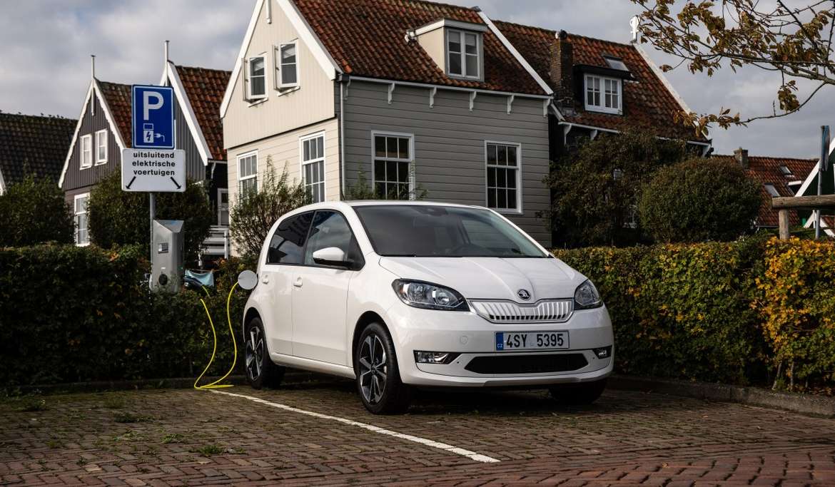 Skoda анонсировала старт продаж «гибридной» версии нового Superb