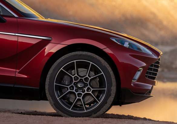 Новый Aston Martin DBX «поедет» на шинах Pirelli