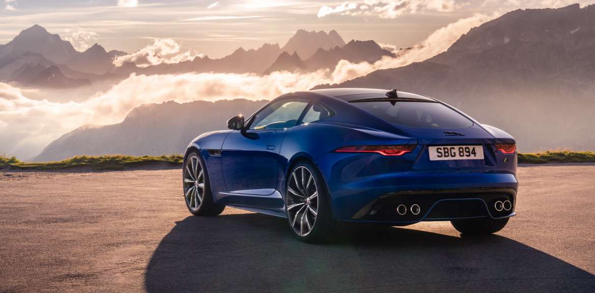 Jaguar официально представил обновленный F-Type