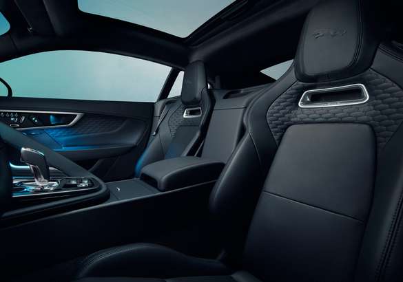 Jaguar официально представил обновленный F-Type