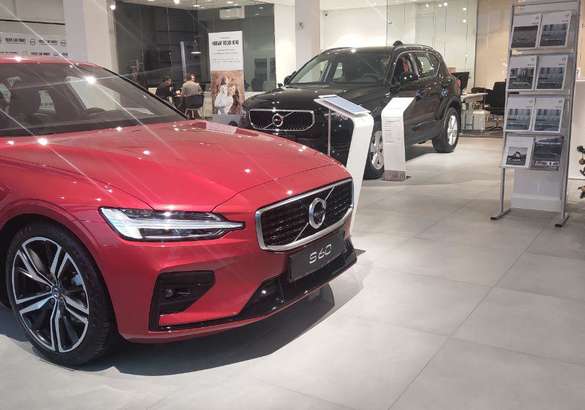 В Петербурге открылся обновленный салон Volvo