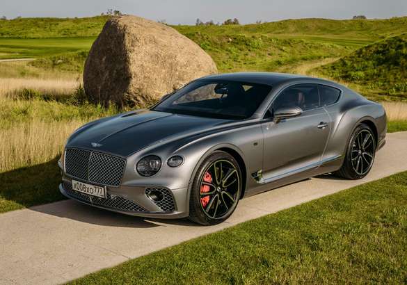 Bentley назвал сроки начала продаж нового Flying Spur и Continental GT V8 в России