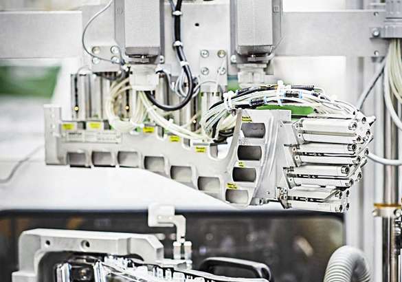 «Будущее – за световой анимацией»: как работает завод по производству фар Hella