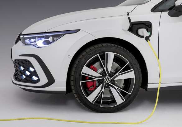 Volkswagen рассекретил сразу три «заряженные» версии нового Golf