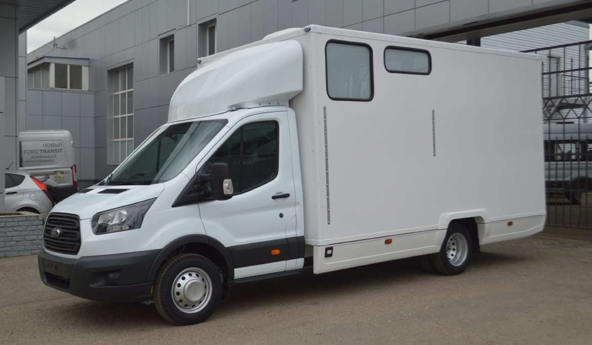 Ford переоборудовал Transit в фургон для перевозки лошадей