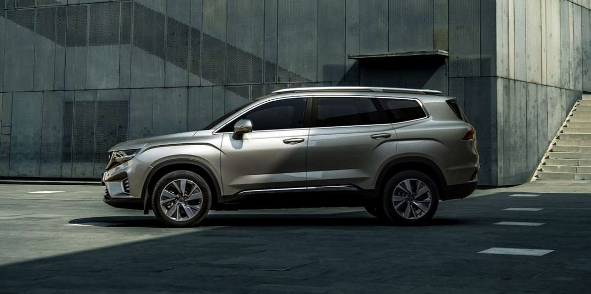 Geely выпустил семиместный кроссовер