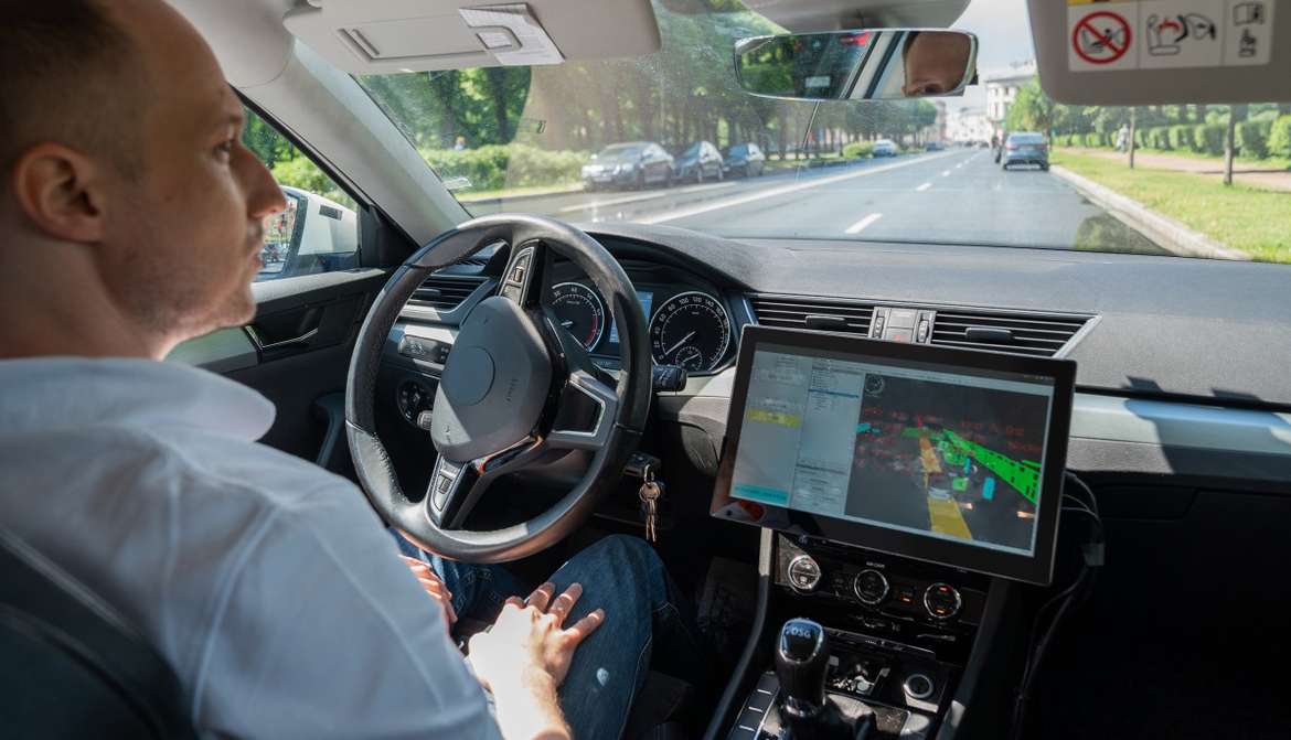 Строго по правилам: на улицах Петербурга впервые испытали беспилотный автомобиль