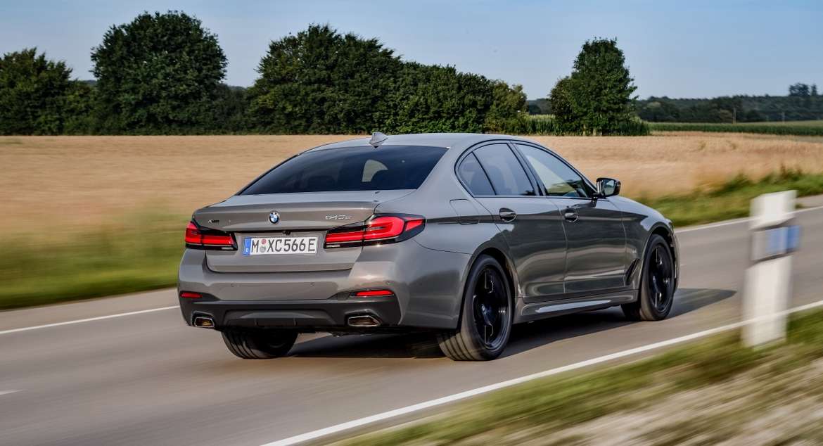 BMW продолжает электрифицировать обновленную «пятерку»