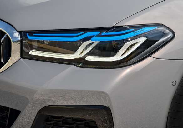 BMW продолжает электрифицировать обновленную «пятерку»
