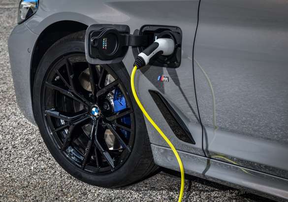 BMW продолжает электрифицировать обновленную «пятерку»