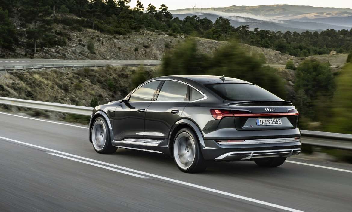 Электрокроссоверы Audi e-tron и e-tron Sportback получили новую топ-версию