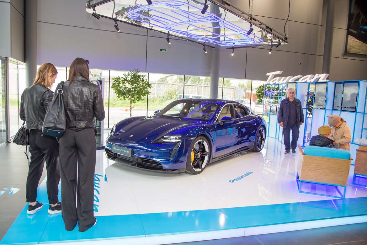 В Петербурге представили электроспорткар Porsche Taycan
