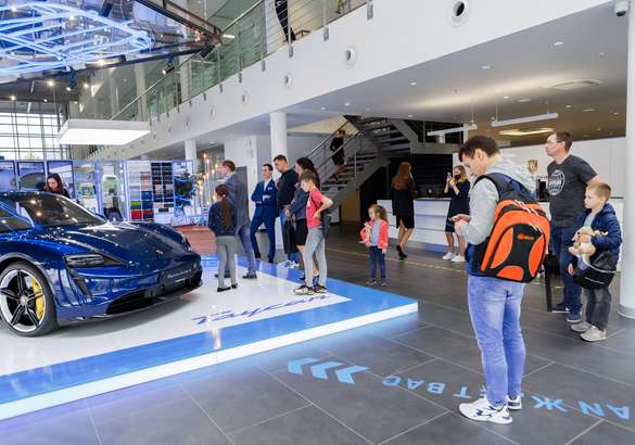 В Петербурге представили электроспорткар Porsche Taycan