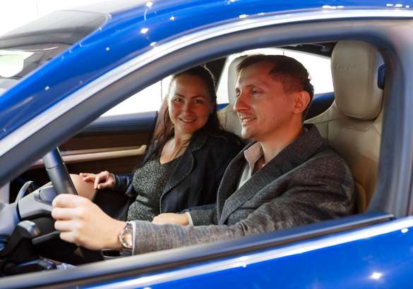 В Петербурге представили электроспорткар Porsche Taycan