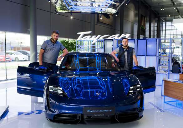 В Петербурге представили электроспорткар Porsche Taycan