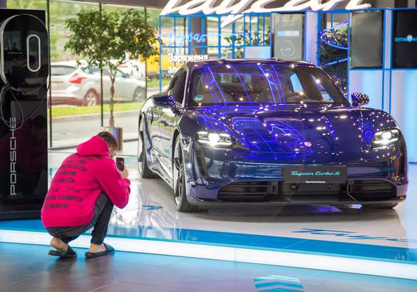 В Петербурге представили электроспорткар Porsche Taycan