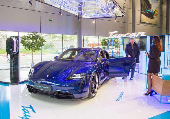 В Петербурге представили электроспорткар Porsche Taycan