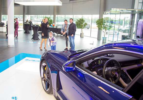 В Петербурге представили электроспорткар Porsche Taycan