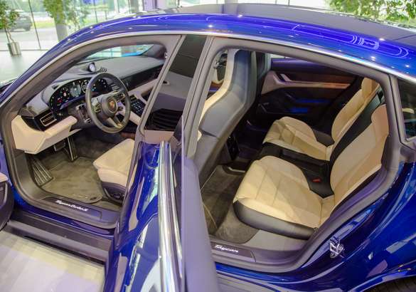 В Петербурге представили электроспорткар Porsche Taycan