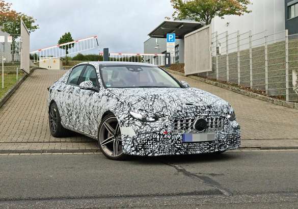 Новый Mercedes-AMG C63 станет двухлитровым «гибридом»