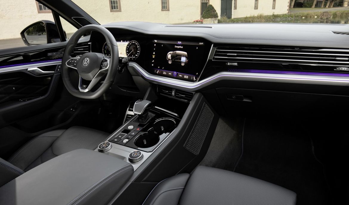 Volkswagen начал принимать заказы на гибридные версии нового Touareg