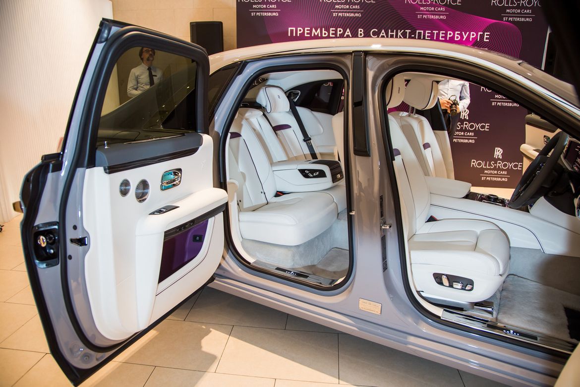 В Петербурге представили новый Rolls-Royce Ghost: 100 кг шумоизоляции, парящая подвеска и шепот «Призрака»