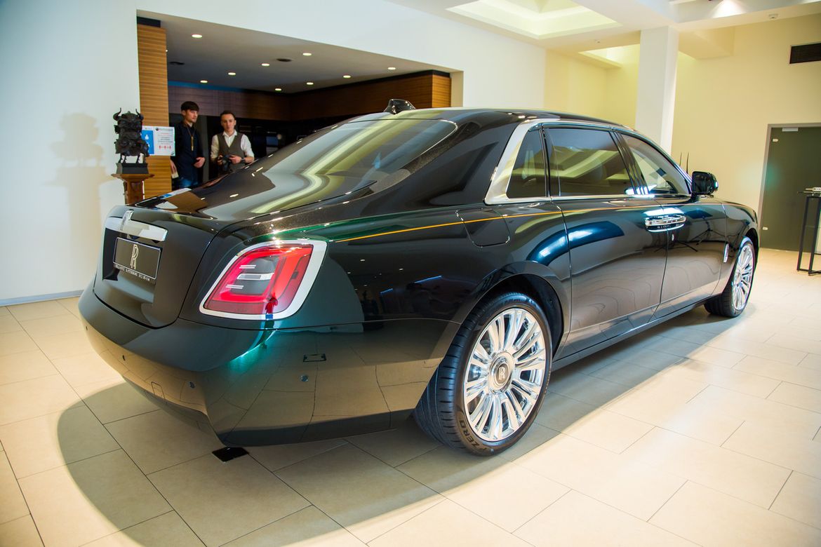 В Петербурге представили новый Rolls-Royce Ghost: 100 кг шумоизоляции, парящая подвеска и шепот «Призрака»