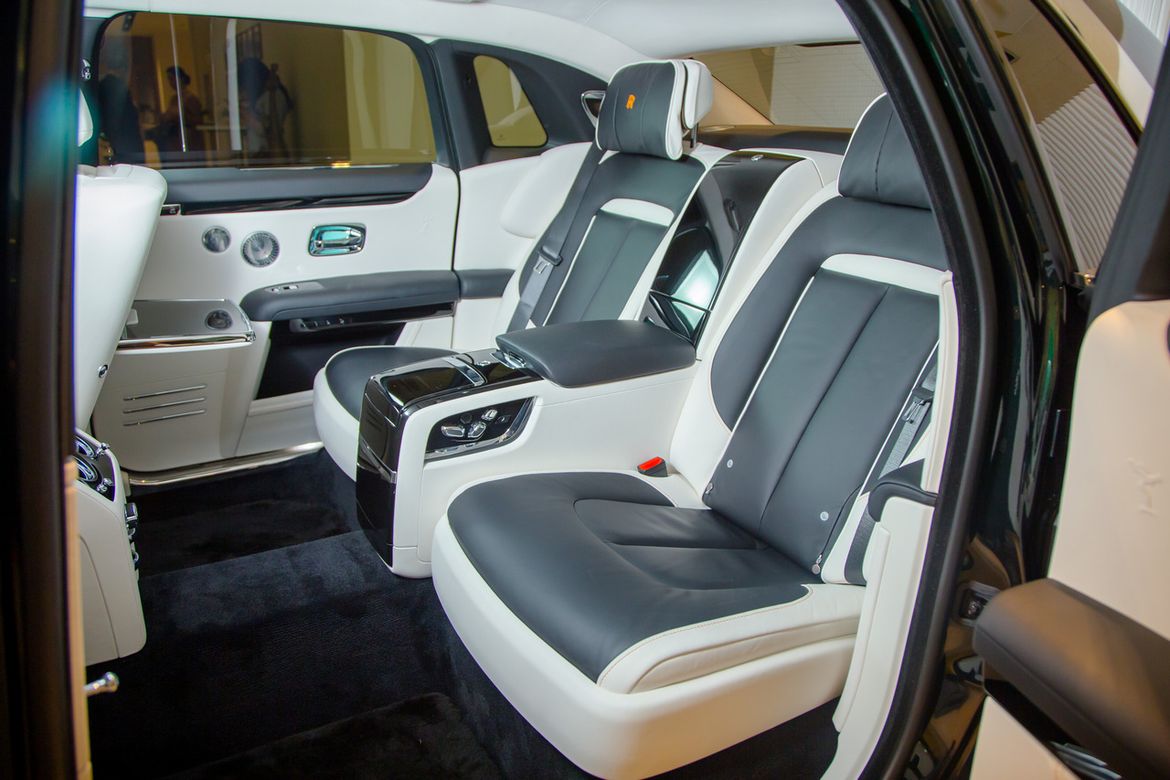 В Петербурге представили новый Rolls-Royce Ghost: 100 кг шумоизоляции, парящая подвеска и шепот «Призрака»