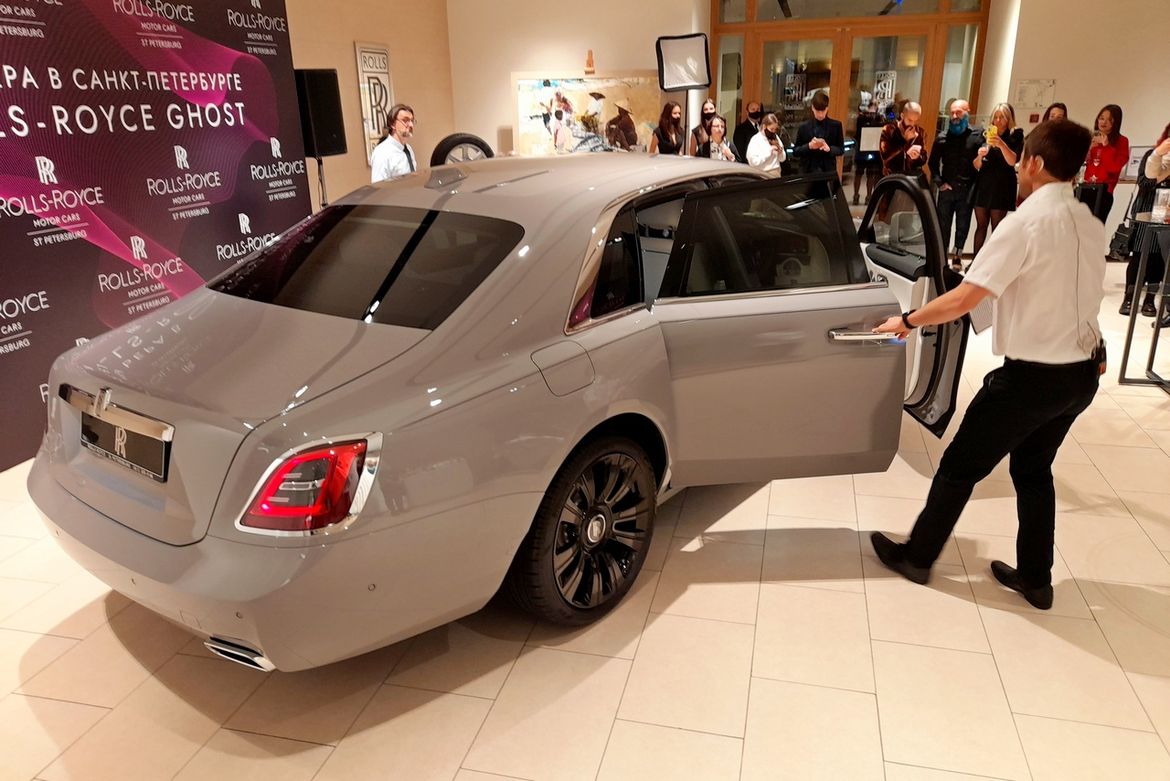 В Петербурге представили новый Rolls-Royce Ghost: 100 кг шумоизоляции, парящая подвеска и шепот «Призрака»