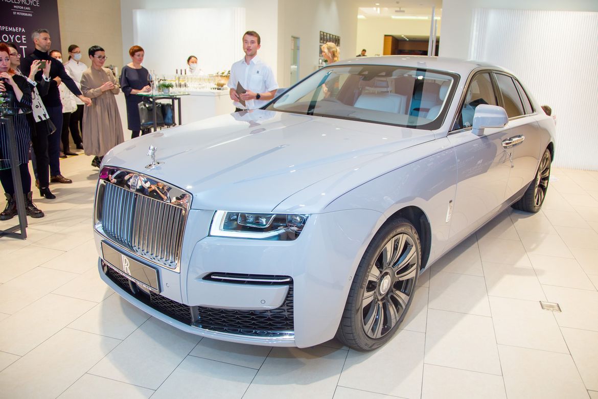 В Петербурге представили новый Rolls-Royce Ghost: 100 кг шумоизоляции, парящая подвеска и шепот «Призрака»