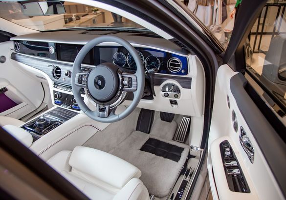 В Петербурге представили новый Rolls-Royce Ghost: 100 кг шумоизоляции, парящая подвеска и шепот «Призрака»