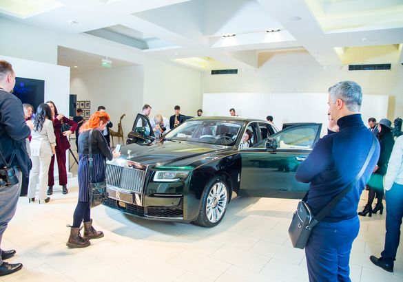 В Петербурге представили новый Rolls-Royce Ghost: 100 кг шумоизоляции, парящая подвеска и шепот «Призрака»