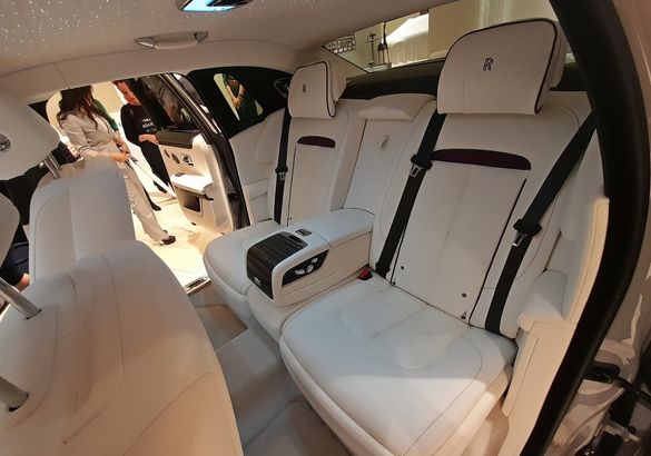 В Петербурге представили новый Rolls-Royce Ghost: 100 кг шумоизоляции, парящая подвеска и шепот «Призрака»