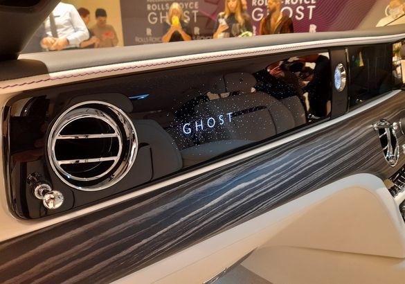 В Петербурге представили новый Rolls-Royce Ghost: 100 кг шумоизоляции, парящая подвеска и шепот «Призрака»