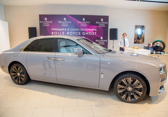 В Петербурге представили новый Rolls-Royce Ghost: 100 кг шумоизоляции, парящая подвеска и шепот «Призрака»