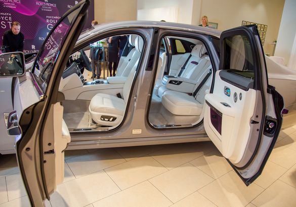 В Петербурге представили новый Rolls-Royce Ghost: 100 кг шумоизоляции, парящая подвеска и шепот «Призрака»