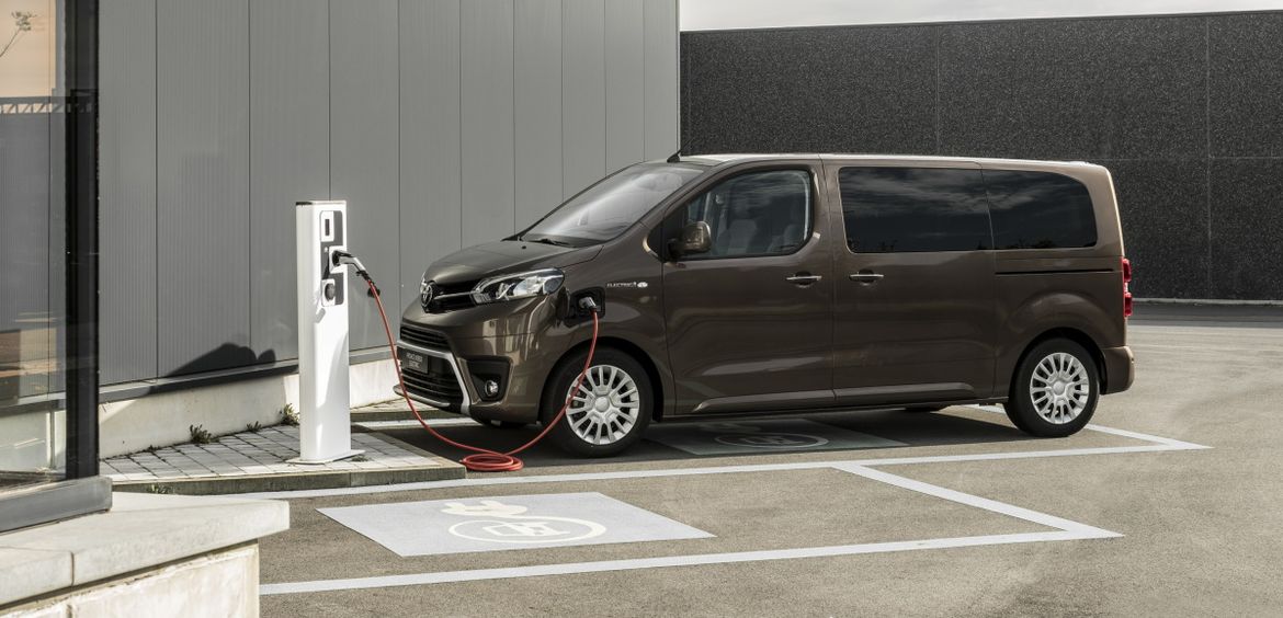Toyota представила электровэн на базе ProAce