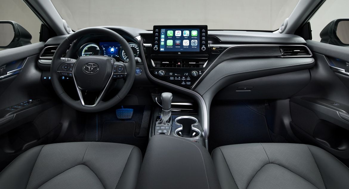 Toyota обновила гибридную Camry