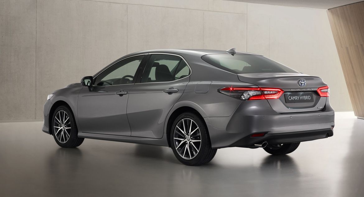 Toyota обновила гибридную Camry