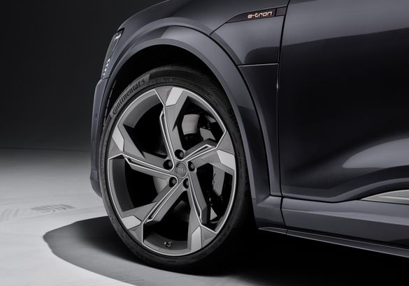 Audi e-tron получил новую систему зарядки