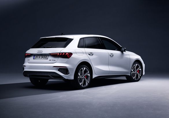 Audi представила мощный гибрид на базе нового A3 Sportback