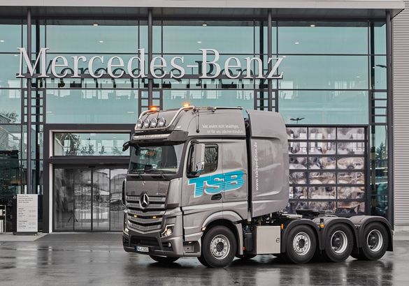 Mercedes выпустил пятисотый Actros SLT