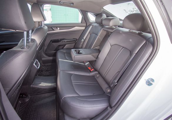 Тест-драйв Volkwagen Passat 2.0 TSI против Kia K5 2.5 GDI: обгон на финише