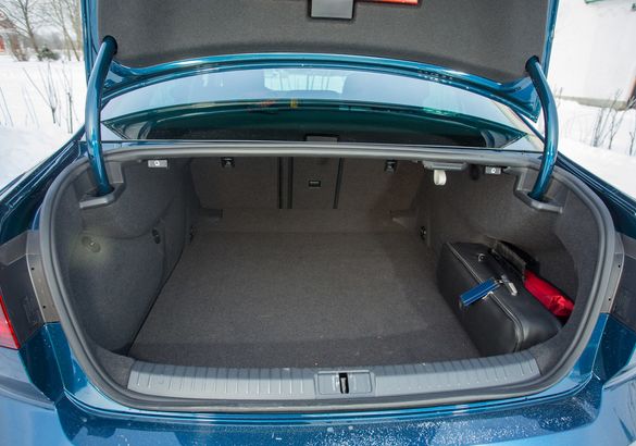 Тест-драйв Volkwagen Passat 2.0 TSI против Kia K5 2.5 GDI: обгон на финише