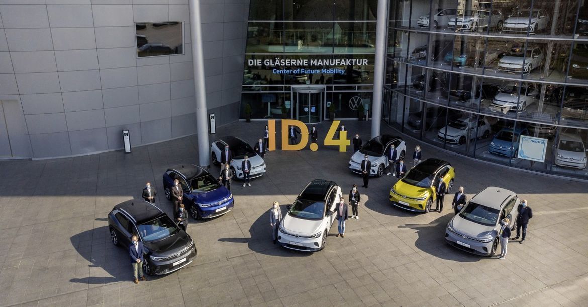 Volkswagen передал покупателям первые электрокроссоверы ID.4