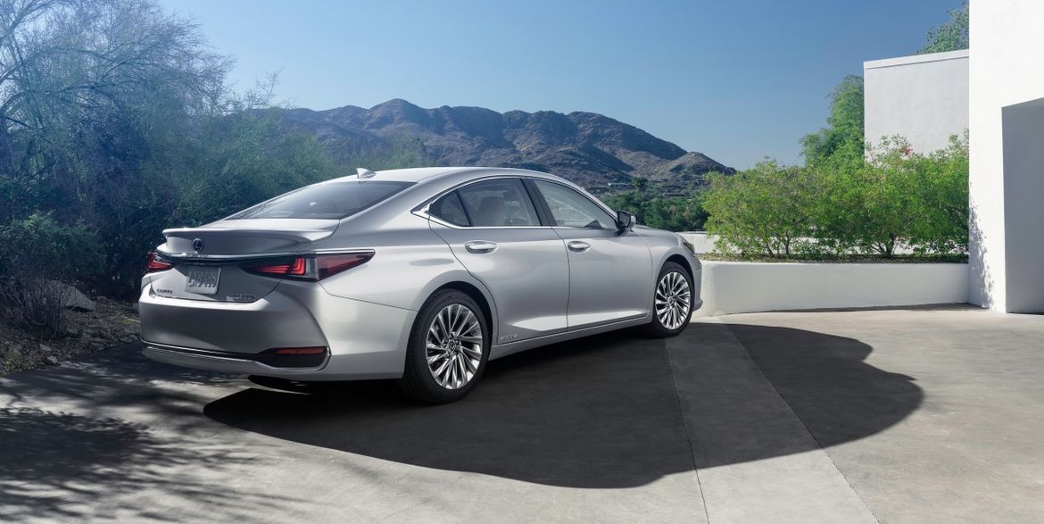 Шанхай 2021: Lexus обновил седан ES