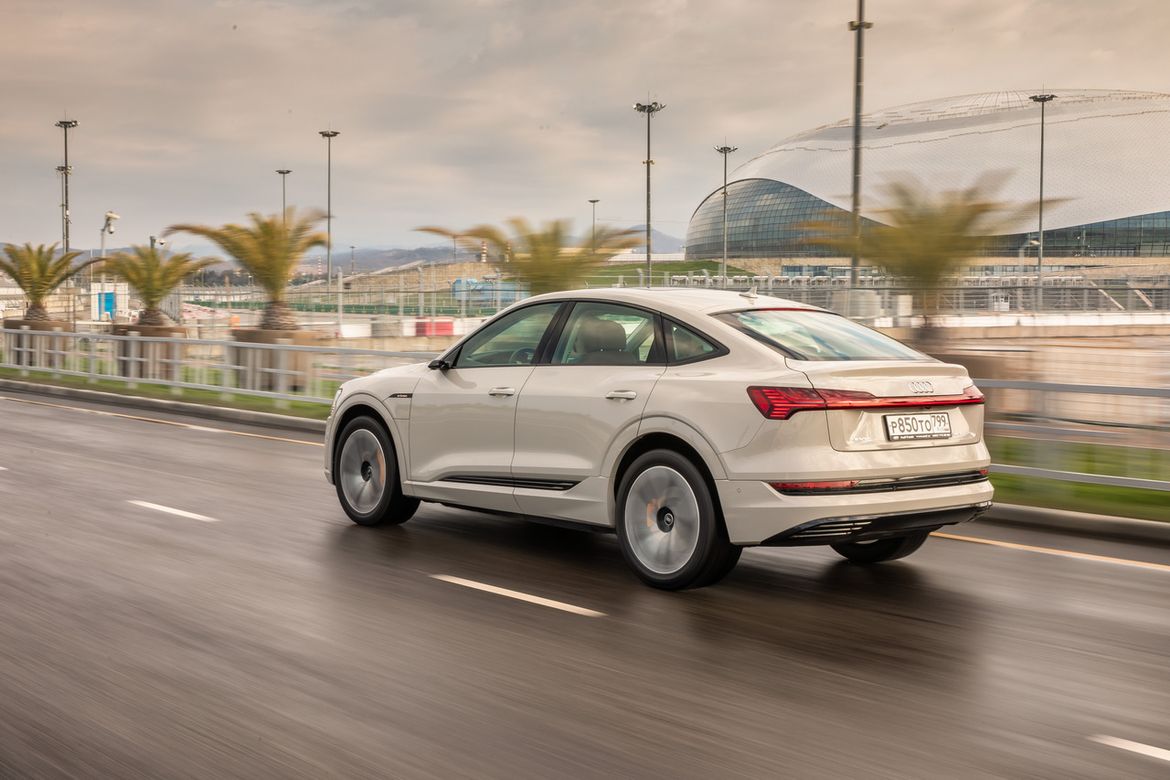 Тест-драйв Audi e-tron Sportback: теперь еще и стильный
