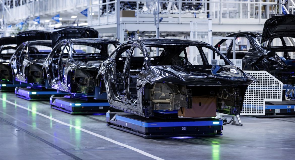 Новый Mercedes EQS встал на конвейер