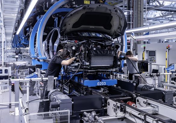 Новый Mercedes EQS встал на конвейер